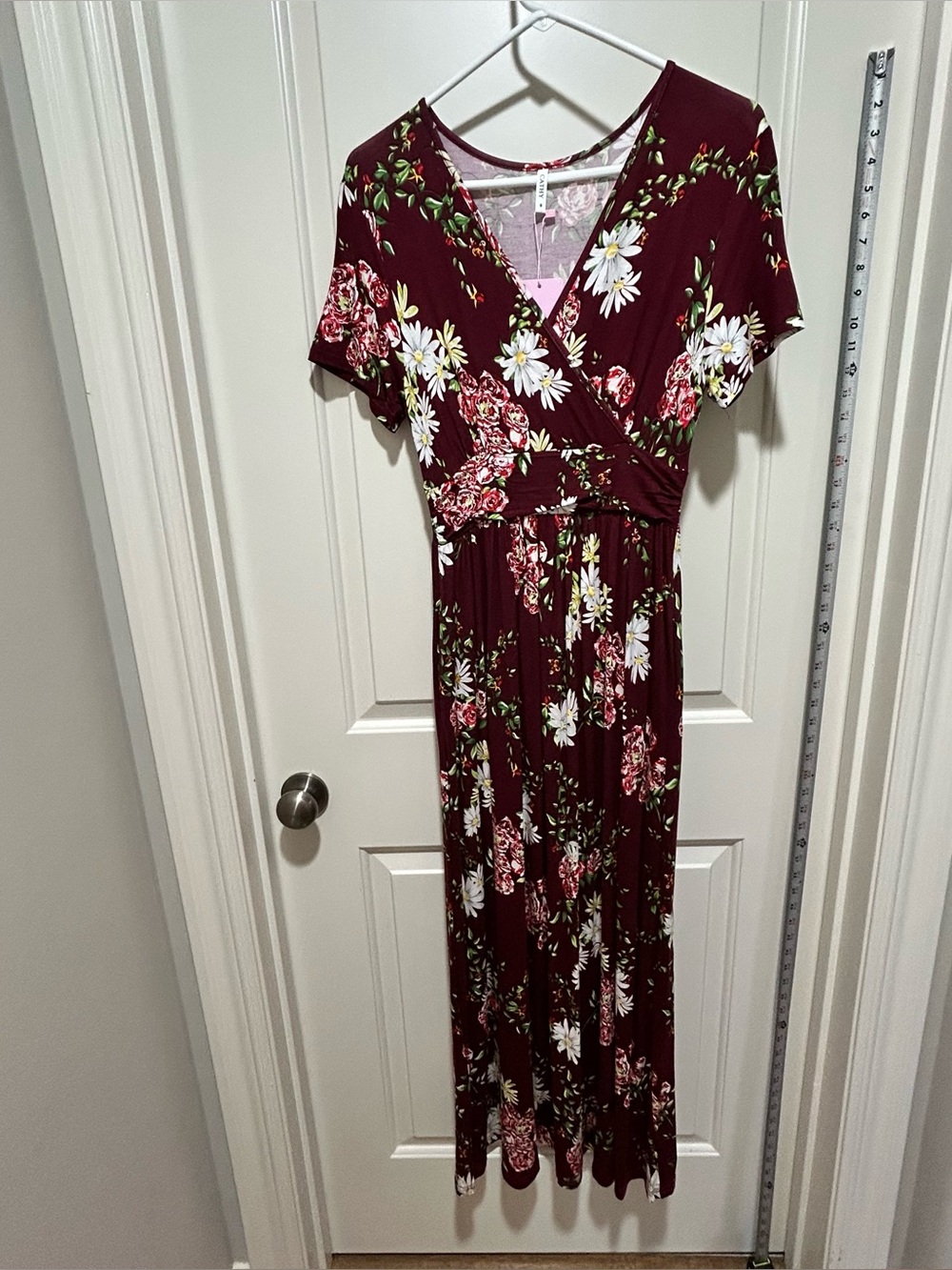 Cathy brand women’s size M Floral V-Neck Burgundy Maxi Dress. NWT. Two pockets